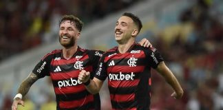 Dupla de zaga Léo Pereira e Léo Ortiz em campo pelo Flamengo