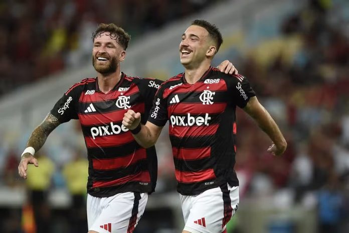 Dupla de zaga Léo Pereira e Léo Ortiz em campo pelo Flamengo