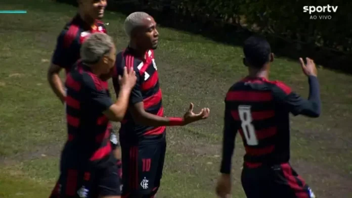 Lorran comemora mais um gol pelo Flamengo sub-20