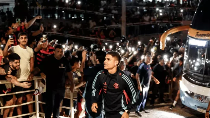 Luiz Araújo no desembarque do Flamengo no hotel em São Luís do Maranhão