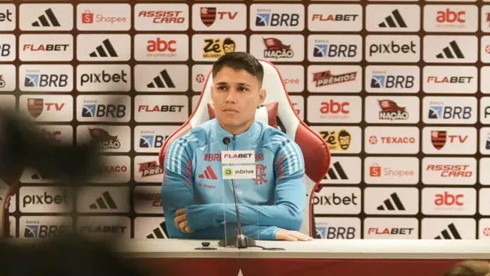 Luiz Araújo concede entrevista coletiva no Ninho do Urubu