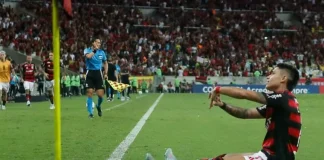 Luiz Araújo marca e comemora gol pelo Flamengo contra a LDU