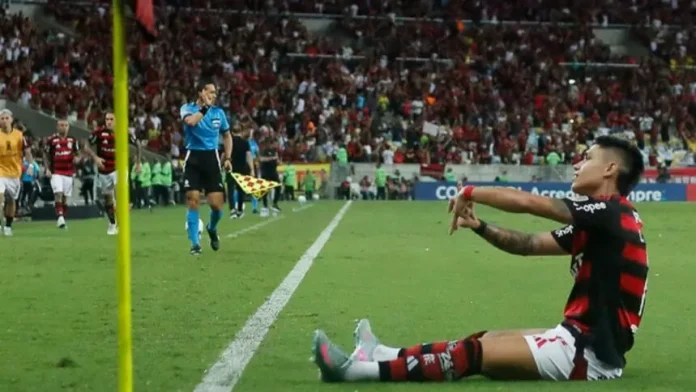 Luiz Araújo marca e comemora gol pelo Flamengo contra a LDU