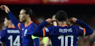 Memphis Depay em campo pela Seleção da Holanda