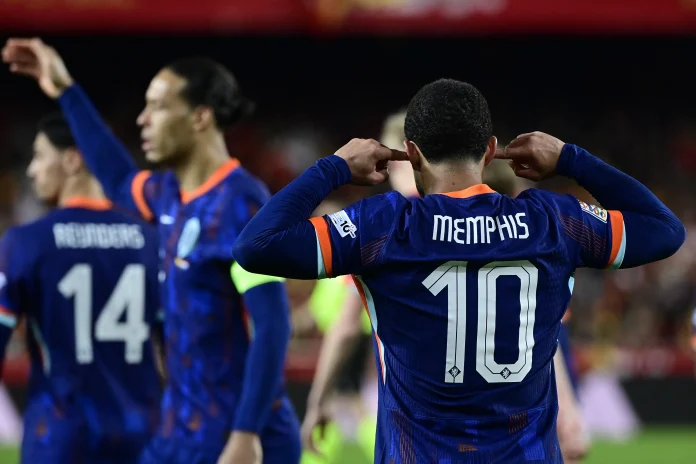 Memphis Depay em campo pela Seleção da Holanda