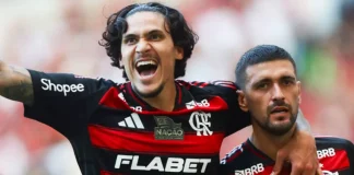 Pedro e Arrascaeta comemorando mais um gol do Flamengo na goleada sobre o Corinthians