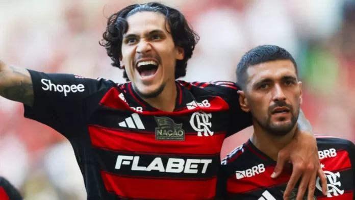 Pedro e Arrascaeta comemorando mais um gol do Flamengo na goleada sobre o Corinthians