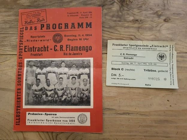 Programa e o ingresso do jogo entre Eintratch Frankfurt 1 x 1 Flamengo, no dia 11 de abril de 1954