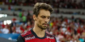 Rodrigo Caio em campo pelo Flamengo em 2022