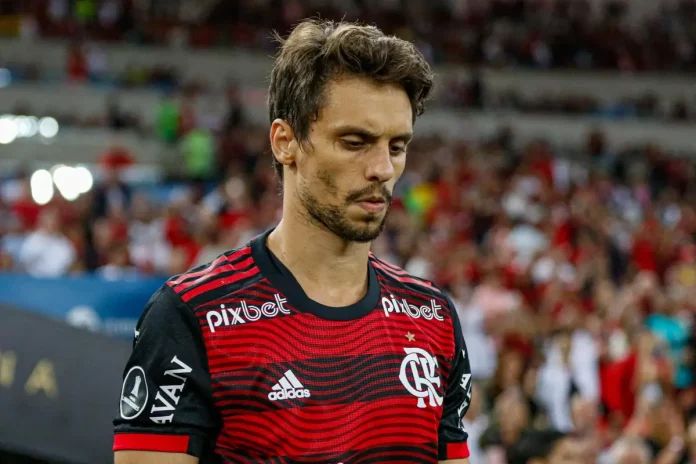 Rodrigo Caio em campo pelo Flamengo em 2022