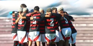 Jogadores em campo pelo Flamengo sub-20
