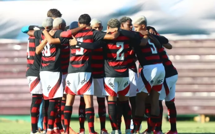 Jogadores em campo pelo Flamengo sub-20