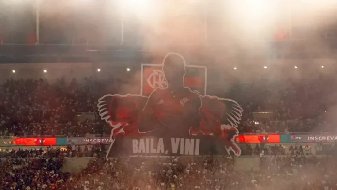 Torcida do Flamengo homenageia Vini Jr antes do clássico contra o Botafogo