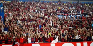 Torcida presente no Estádio Castelão na vitória do Flamengo na Copa do Brasil