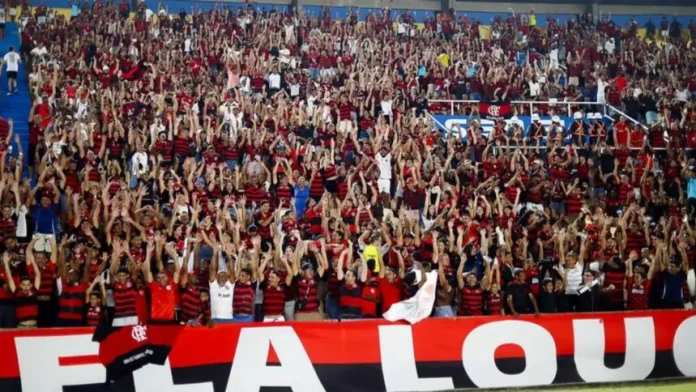 Torcida presente no Estádio Castelão na vitória do Flamengo na Copa do Brasil