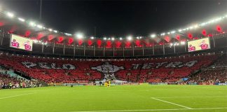 Torcida do Flamengo e o mosaico "Pelo Tetra" da Libertadores 2025