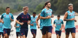 Viña, Luiz Araújo, Filipe Luís e demais jogadores em corrida no Ninho do Urubu