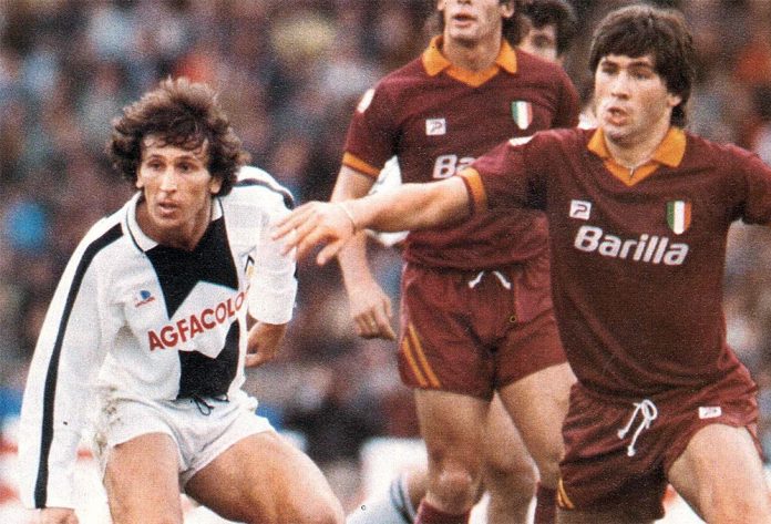 Carlos Ancelotti marcando Zico no confronto entre Udinese x Roma
