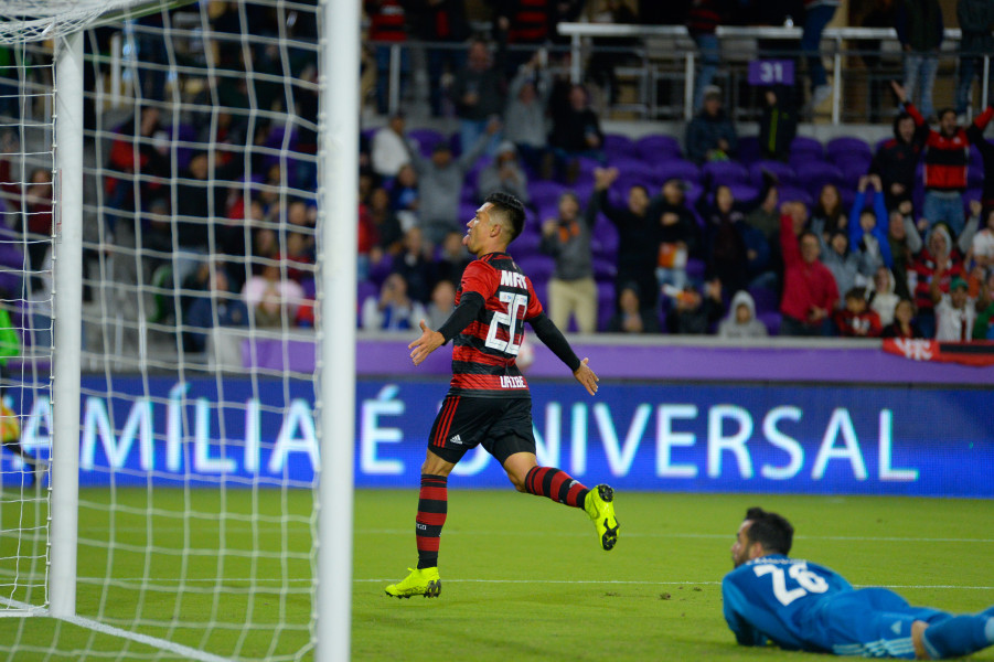 Uribe marcou duas vezes no empate entre Flamengo 2 x 2 Ajax em 2019