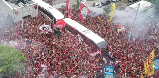 Torcida do Flamengo fez grande festa no embarque do elenco para a final da Libertadores 2019