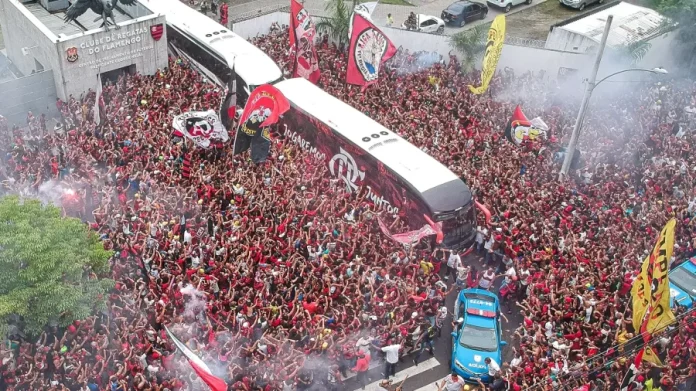 Torcida do Flamengo fez grande festa no embarque do elenco para a final da Libertadores 2019