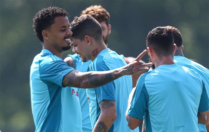 Allan, Ayrton Lucas, Léo Pereira e demais jogadores em treino do Flamengo em Atlantic City