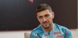 Arrascaeta em entrevista ao baixinho Romário no Ninho do Urubu
