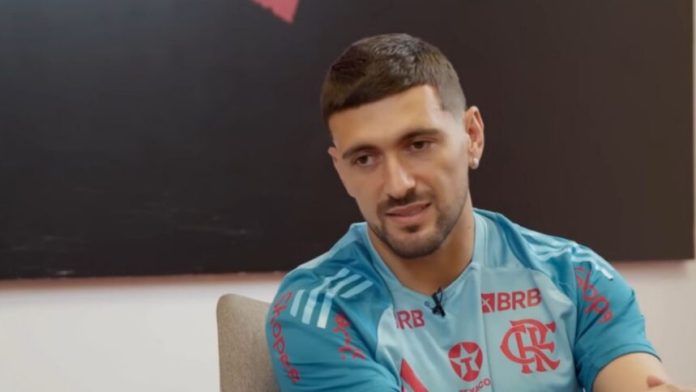 Arrascaeta em entrevista ao baixinho Romário no Ninho do Urubu