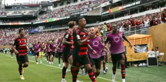 Bruno Henrique e jogadores comemoram gol do Flamengo contra mo Chelsea