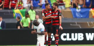 Danilo e Léo Pereira comemoram, enquanto Caicedo reza, após vitória do Flamengo sobre o Chelsea