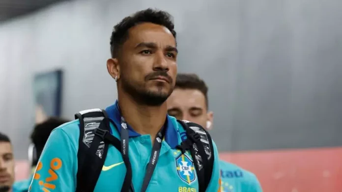 Danilo com a Seleção Brasileira para o jogo contra o Equador
