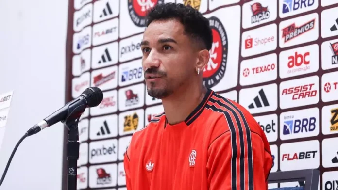Danilo em entrevista coletiva pelo Flamengo