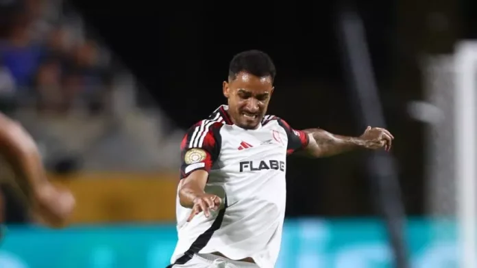 Danilo em campo pelo Flamengo contra o Los Angeles