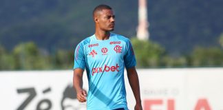 De la Cruz em treino do Flamengo no Ninho do Urubu