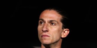 Filipe Luís em campo comandando o Flamengo