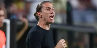 Filipe Luís em campo comandando o Flamengo