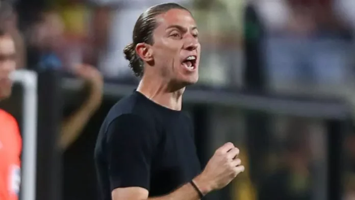 Filipe Luís em campo comandando o Flamengo