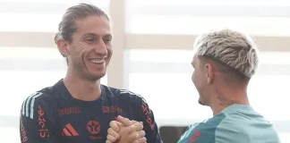 Filipe Luís e o lateral direito uruguaio Varela