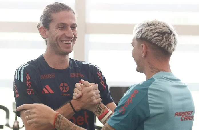 Filipe Luís e o lateral direito uruguaio Varela
