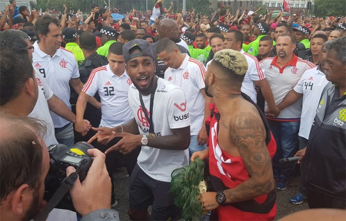 Gerson e Gabigol na comemoração da Libertadores conquistada pelo Flamengo em 2019