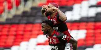 Gerson e Gabigol em campo pelo Flamengo contra o Internacional em 2020