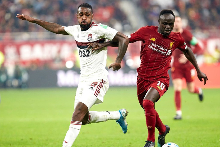 Gerson disputa a jogada com Mane, no Mundial de Clubes 2019