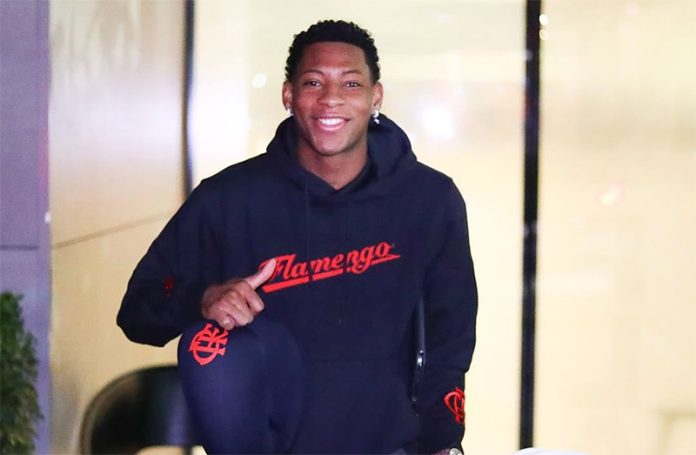 Gonzalo Plata do Flamengo a caminho dos EUA para o Mundial de Clubes 2025