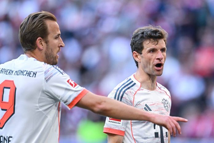 Harry Kane e Thomas Müller em jogo do Bayern