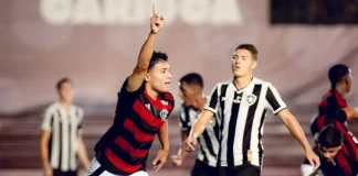 João Vitor comemora um dos seus 3 gols na vitória do Flamengo sobre o Botafogo pelo Sub-17
