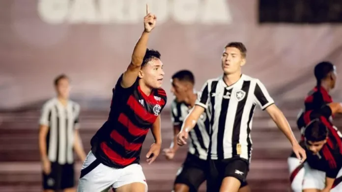 João Vitor comemora um dos seus 3 gols na vitória do Flamengo sobre o Botafogo pelo Sub-17