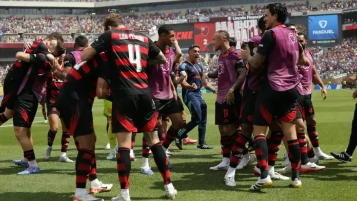 Jogadores comemoram o gol da virada do Flamengo sobre o Chelsea