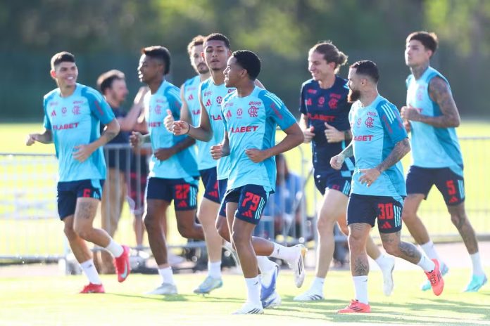 Jogadores do Flamengo em treino no CT em Orlando
