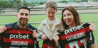 Jorginho, seu filho e sua esposa em sua chegada ao Flamengo