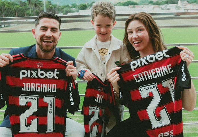 Jorginho, seu filho e sua esposa em sua chegada ao Flamengo